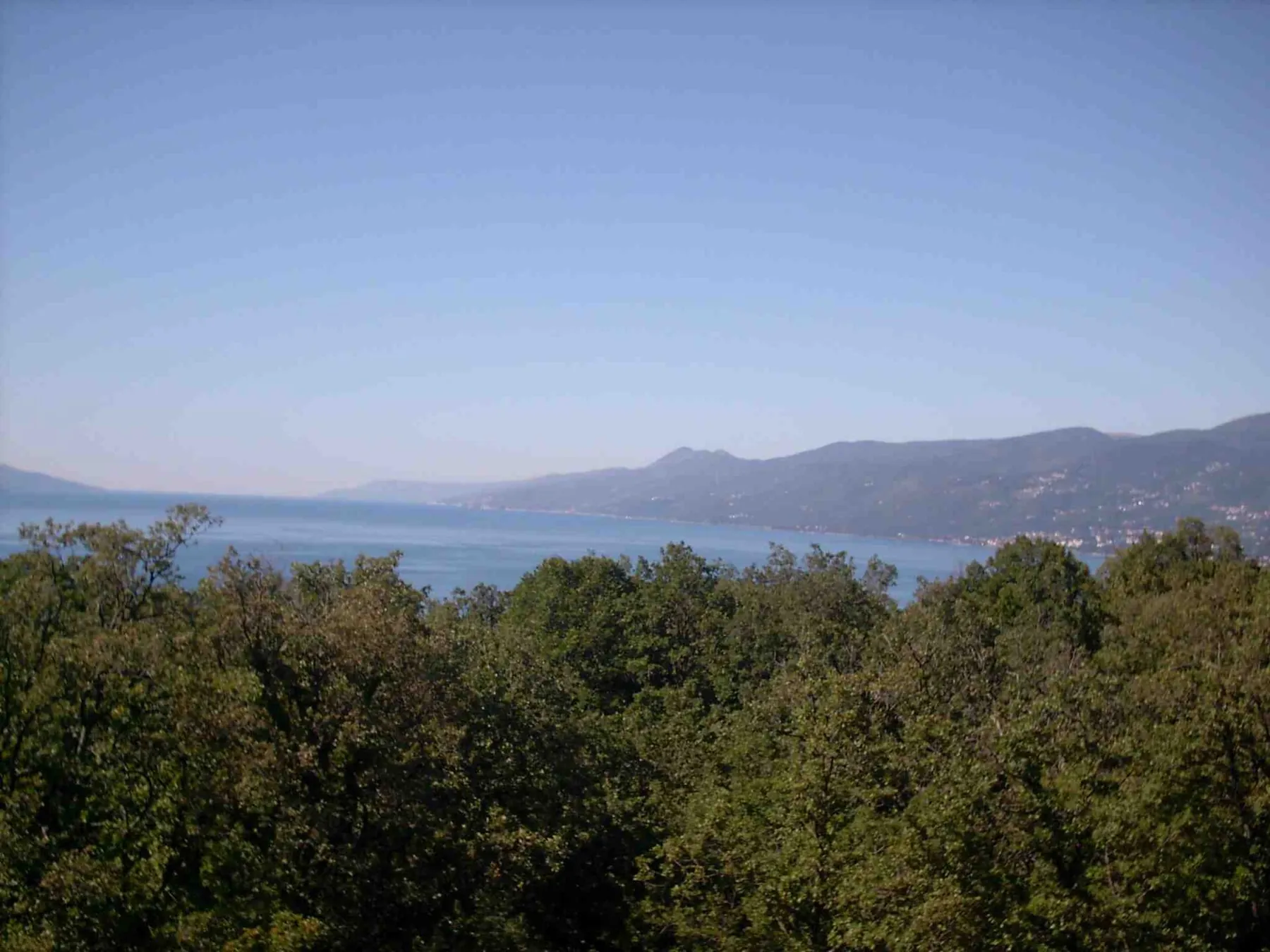 Pogled iznad Rijeke na Kvarnerski zaljev, Učku i otok Cres
